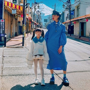 跟女兒一起標新立異！旅日設計師Tsumire與女兒愛鼻的浪漫親子穿搭，直到變成老婆婆也會堅持下去！