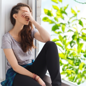 別以為憂鬱症只發生在灰濛濛的冬季，過度悲傷、食欲不振、失眠、煩躁和焦慮，你可能有夏季憂鬱症