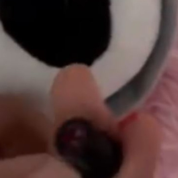 超毛！網購絨毛娃娃給孩子玩，驚見眼珠藏「針孔攝影機」媽媽傻眼