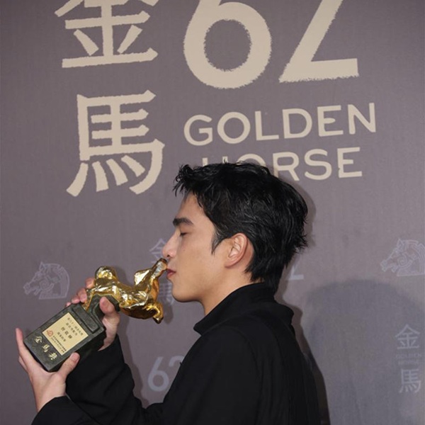 曾敬驊奪金馬62「最佳男配」忍不住哽咽：想帶爸媽出國，他們都沒出過國......