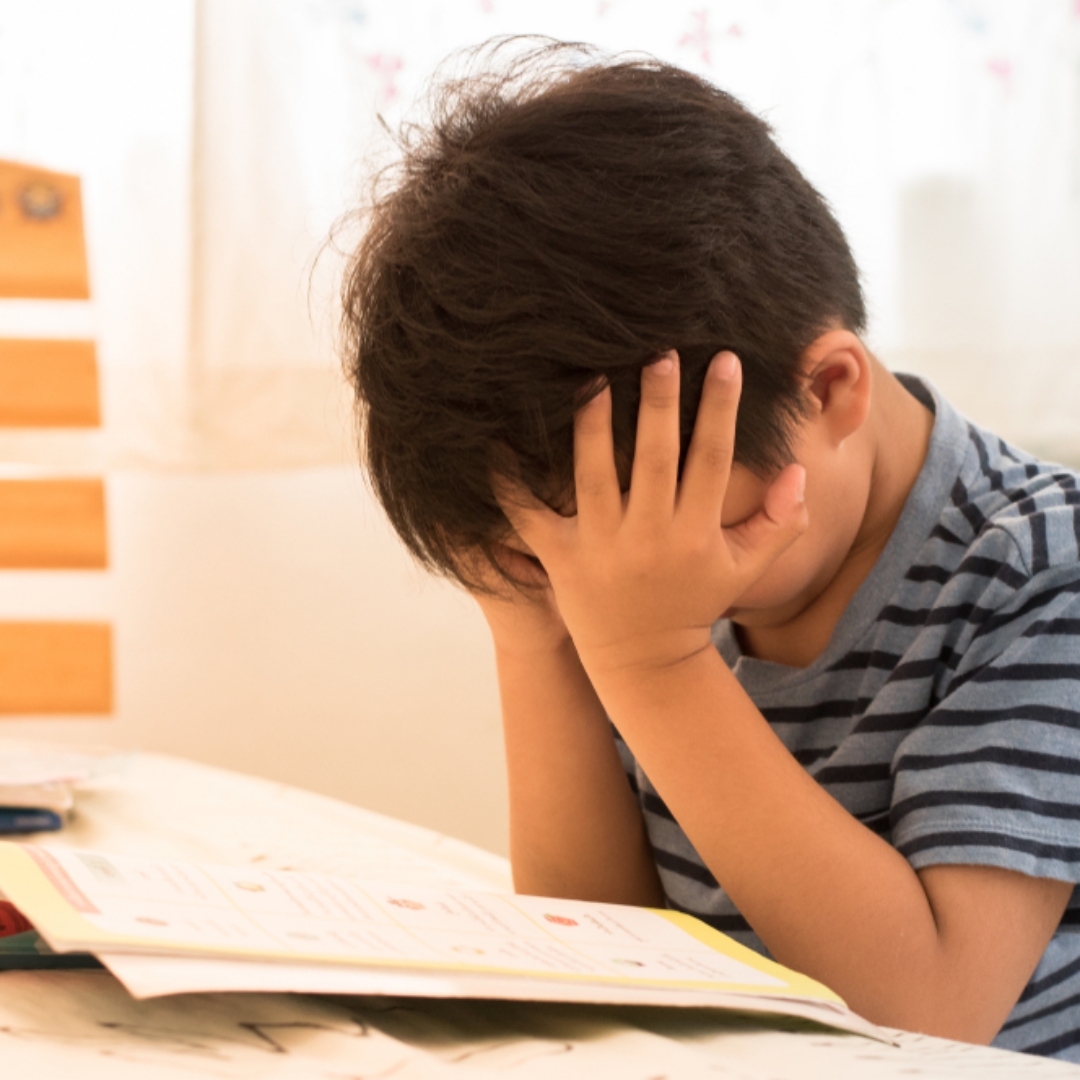 暑假作業白寫了？字跡「熱到消失」！孩子崩潰痛哭，原來是用「這種筆」寫的，家長請多注意！