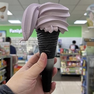 「你的霜淇淋幽默嗎？」全家店員不斷超越網友們秀圖：原來我不孤單！