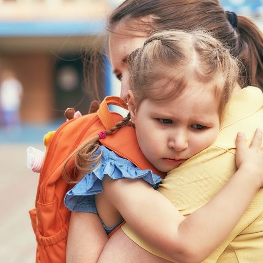 「第一次上學，我們哭一下下就好！」面對孩子的上學情緒，爸媽做到這4點，能讓他們更安心