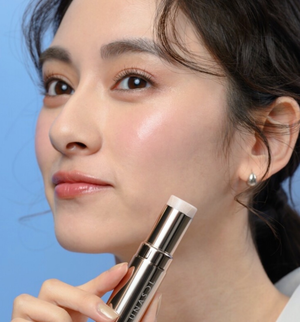 2025少女顏就要選這色！透明感的大地色眼妝，想要的光澤肌，彩妝師狂推：「這一款」水亮棒 ，媲美水光針效果