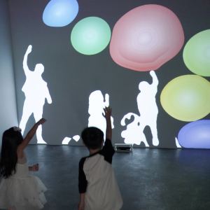 「光影魔法美術館」，日本頂尖展演團隊策劃，絕佳互動性，帶小寶貝手舞足蹈、指揮音符、彩繪夢境、駕馭光影