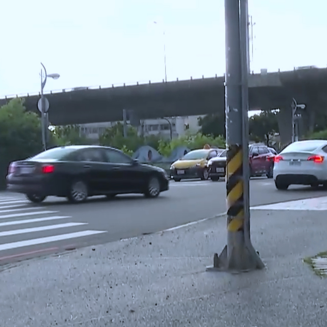 婦人跌倒撞上路燈基座螺栓，險毀容。十年前，兩歲男童後腦勺插入路燈基座螺栓，不幸身亡
