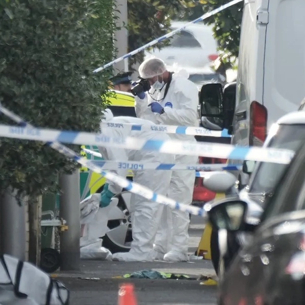 英國17歲少年持刀砍殺兒童，案發時孩子們正在上泰勒絲主題舞蹈課，兩人當場身亡，六人傷重