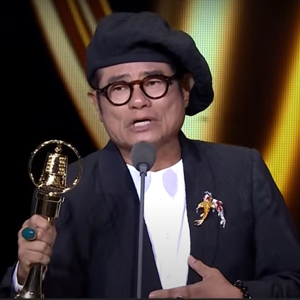 許效舜奪金鐘「綜藝主持人獎」感性發言：全家人都反對我進演藝圈，只有媽媽跟我說「效舜，你很有天分！」