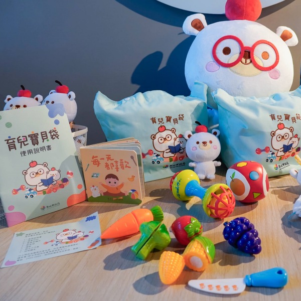 新北市「育兒寶貝袋4.0」登場，六樣適性玩具：繪本、塑膠搖鈴、熊果造型安撫巾、蔬果切切、小汽車及軟皮球