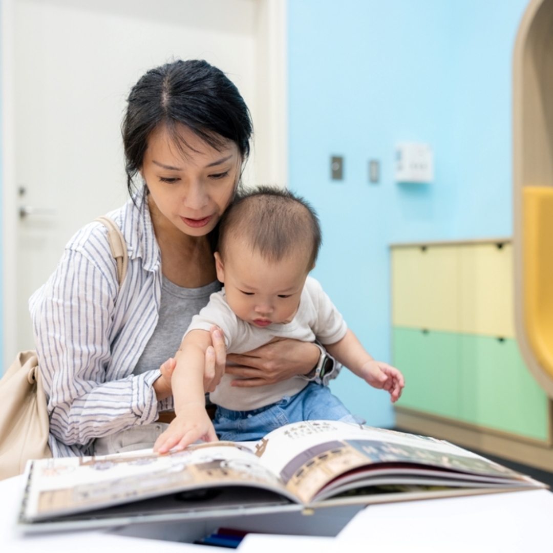 陪寶寶讀書，寶寶撕書又咬書，是看不懂，所以不喜歡看書嗎？到底幾歲開始親子共讀？