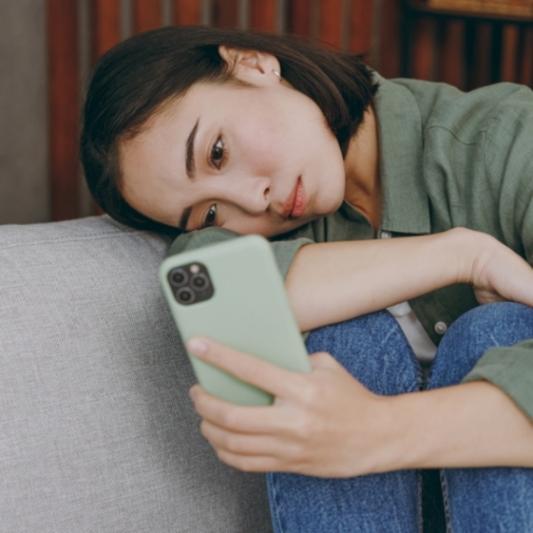 心情沮喪就上網？研究指出，離開社群媒體可以讓抑鬱、孤獨、焦慮、恐懼感明顯減少