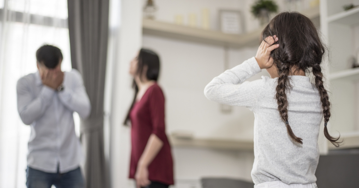 網路瘋傳家暴畫面！重組家庭衝突失控，重摔對方孩子，孩子哭喊不要