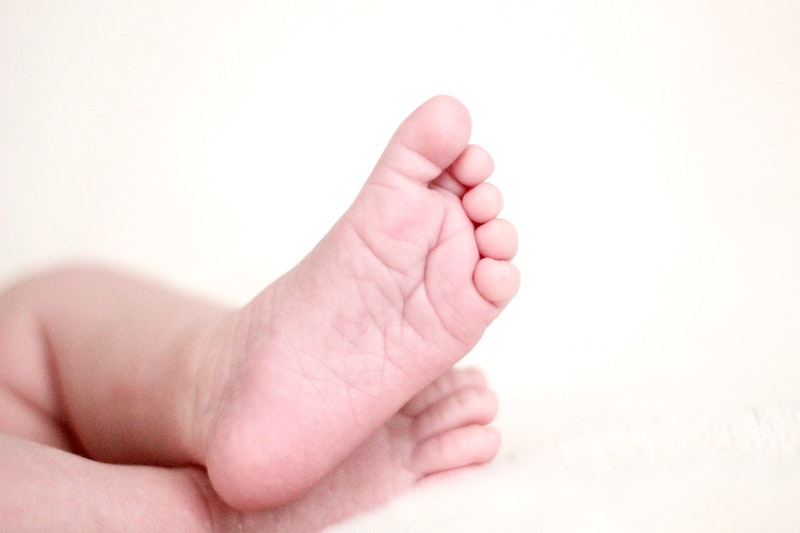 你也是「愛聞孩子腳」的媽媽嗎？女星狂聞寶寶腳，雙眼腫到像乒乓球睜不開！