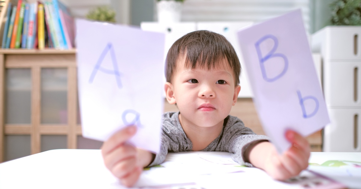 【培果教育專欄】雙語環境讓孩子語言發展遲緩？自然習得多語父母這樣做