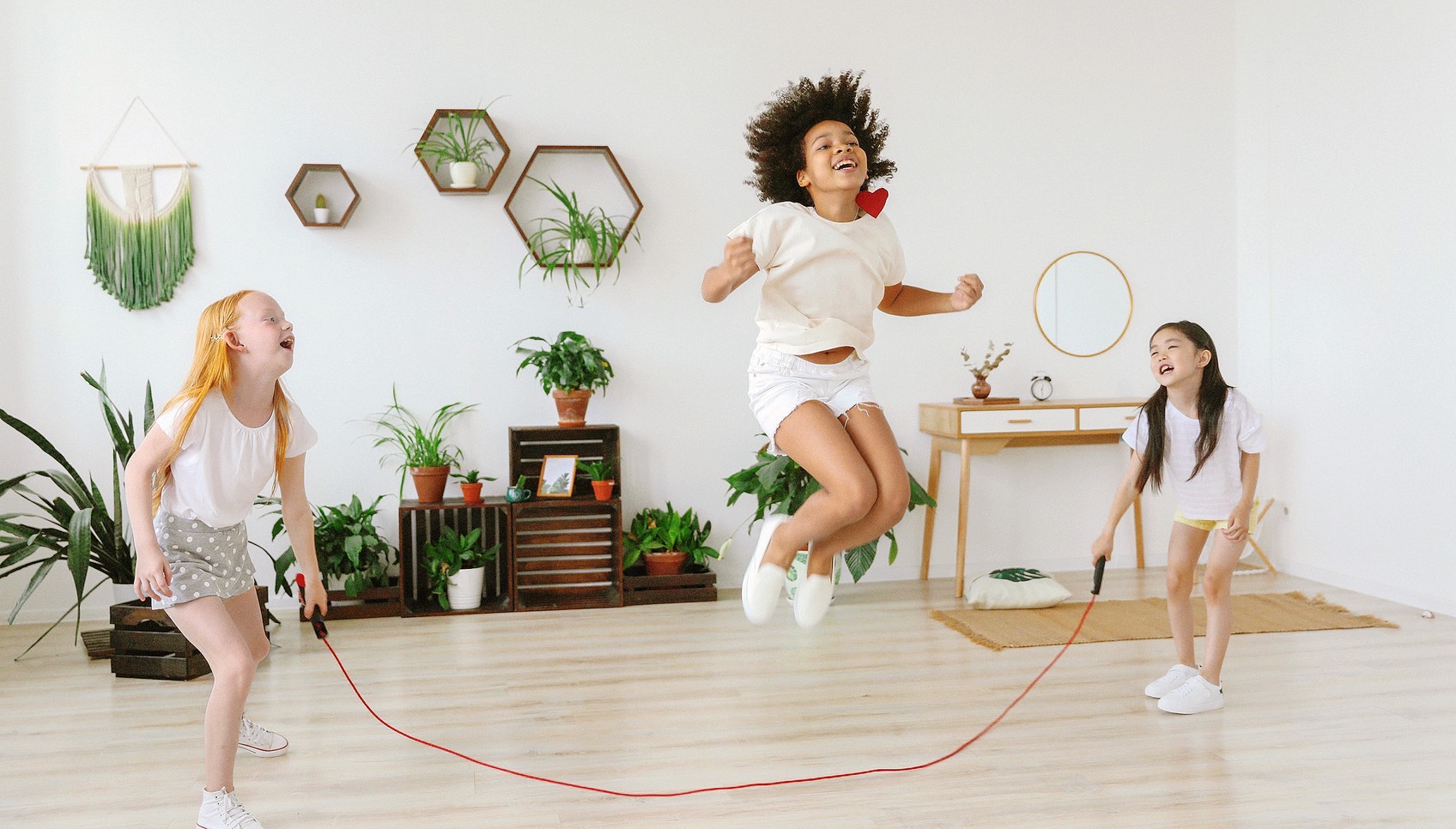 國小女童每天跳繩1千下！因腹部劇痛就醫，竟發現罕見「卵巢扭轉」，醫師提醒：拖太久恐導致卵巢壞死