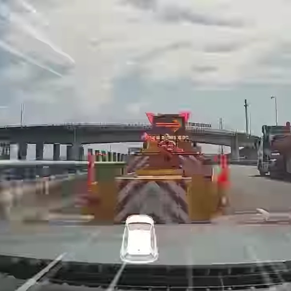 開「輔助駕駛」竟直撞國道工程「緩撞車」，公警局：6情境根本偵測不到！