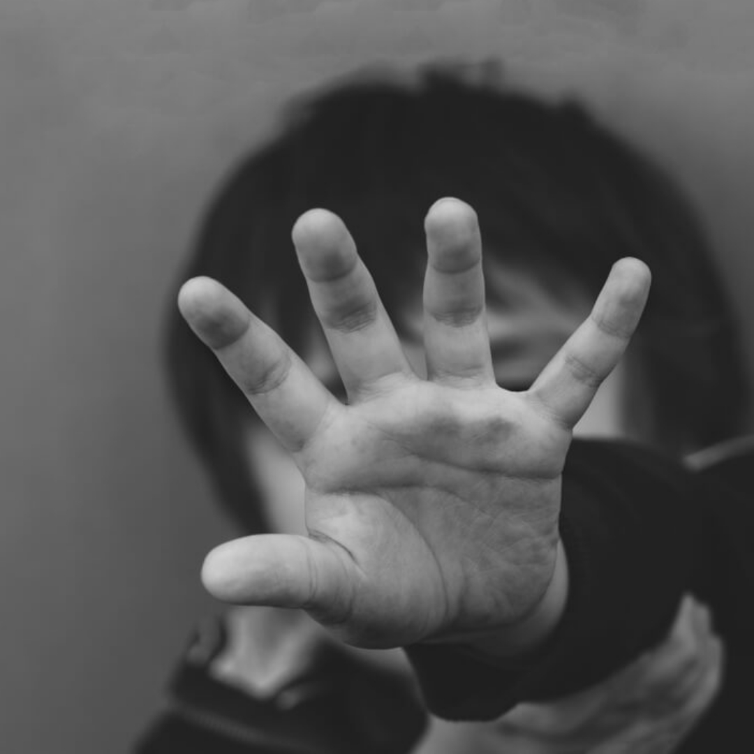 新北圍棋老師猥褻幼童，調查監視器畫面，發現會刻意將幼童引導至監視器前，拍下畫面，至少12童受害