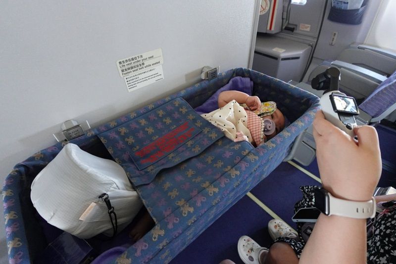 嬰兒|出國|旅遊|搭飛機|航空公司|空服人員|親子友善度|貼心度|夫妻|爸媽|嬰兒提籃|親身實測|排名