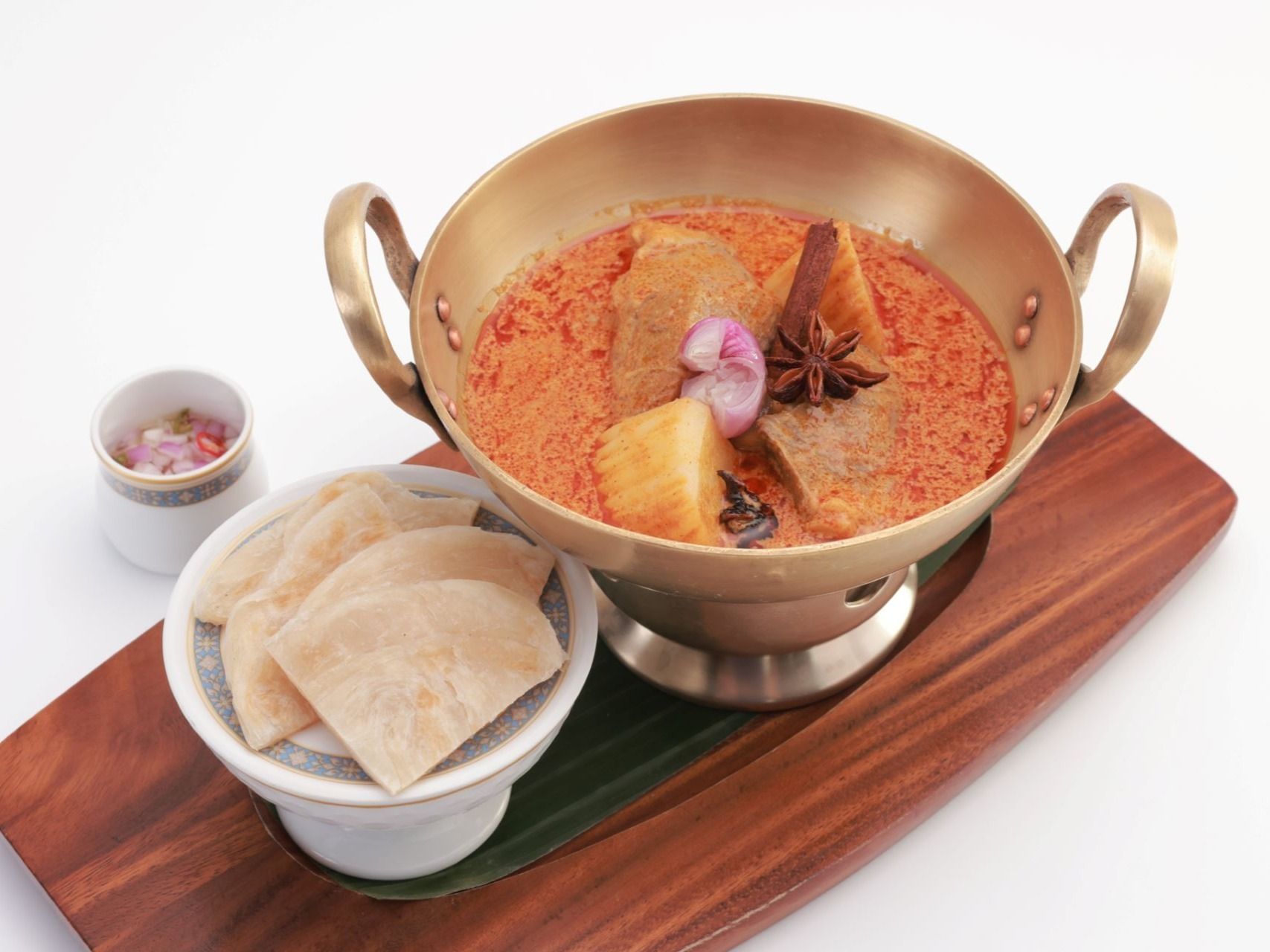 榮獲CNN全球50大美食冠軍的「瑪莎曼羊肉咖哩」,澳洲羊膝燉煮入味,濃郁咖哩締造熱銷傳奇。圖/台北遠東香格里拉提供