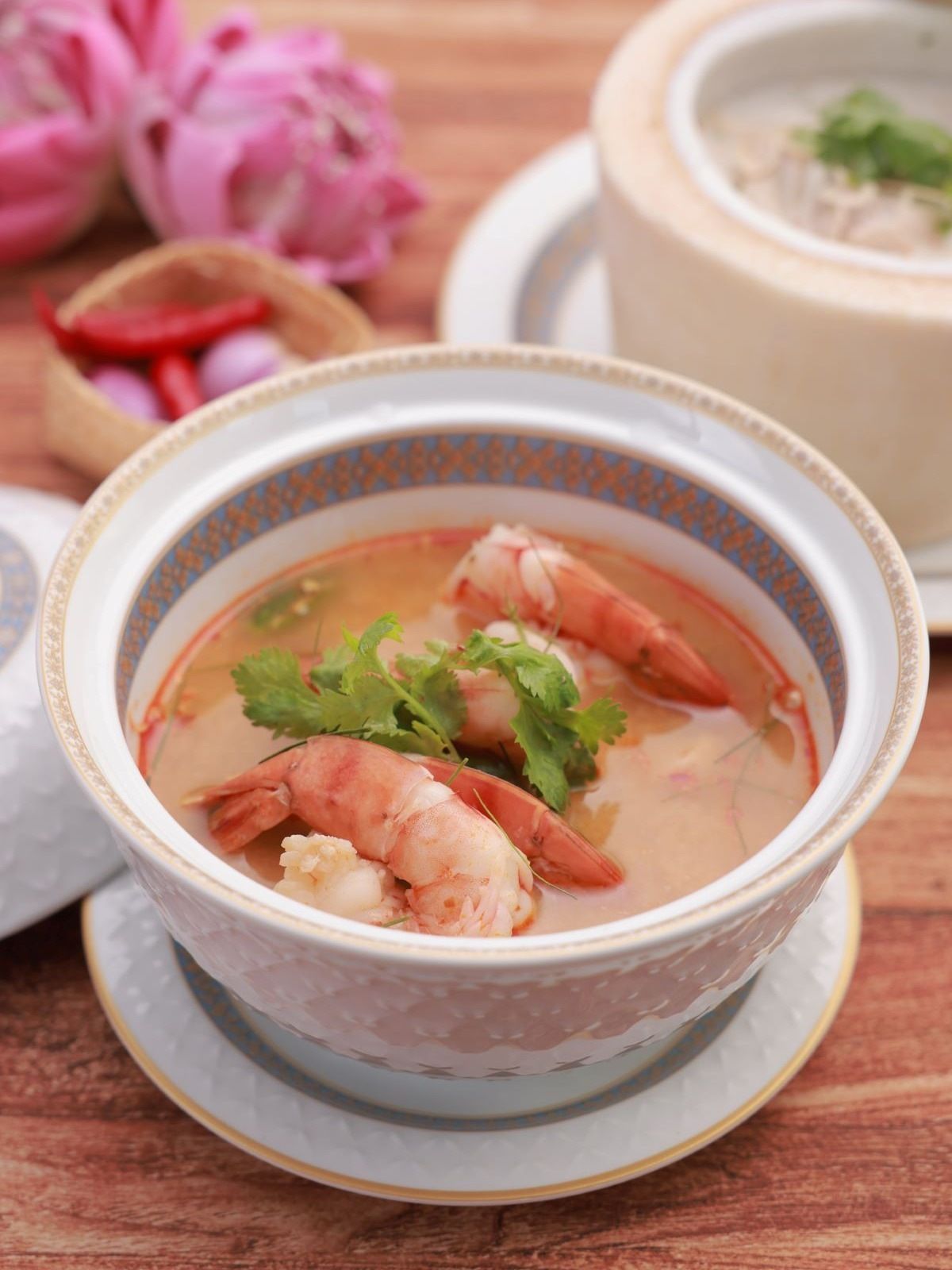 配方華麗升級的現煮「泰國冬蔭功酸辣蝦湯」,主廚特別添加椰奶使湯頭更顯香甜爽滑,酸辣交織出極致誘人的味蕾饗宴。圖/台北遠東香格里拉提供