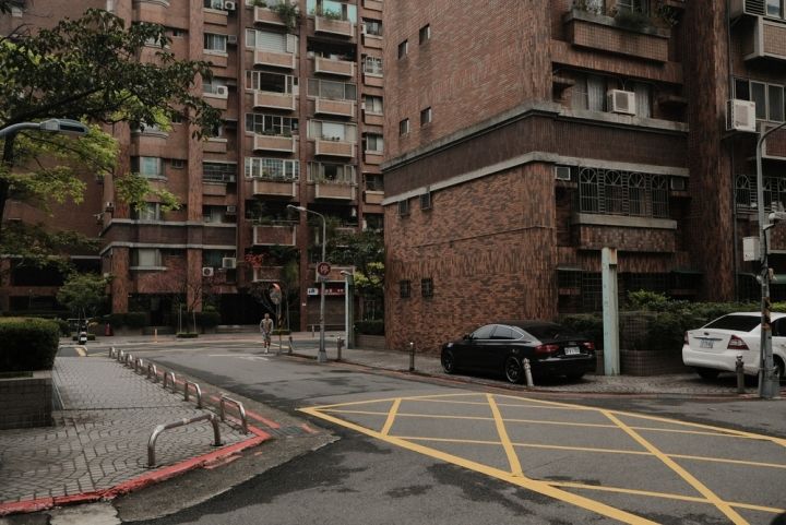 新北林口小姊弟因飢餓天從7樓陽台攀爬進入鄰居住處