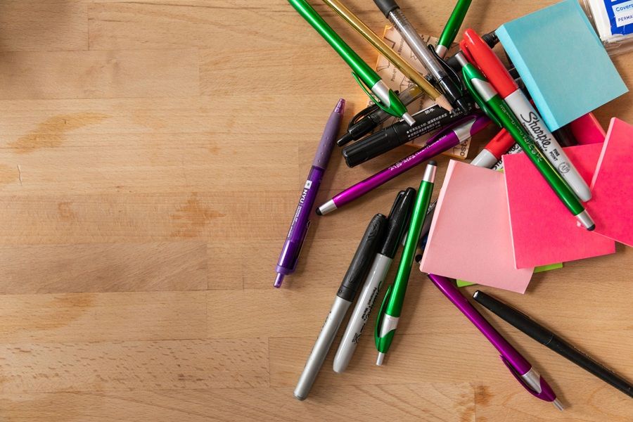 想照顧他的情緒,就先認真聽他的感受;若想實際幫助生活,就提供真的有用資源。