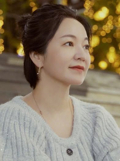 阿雅如今育有一女,氣質也變得截然不同。
