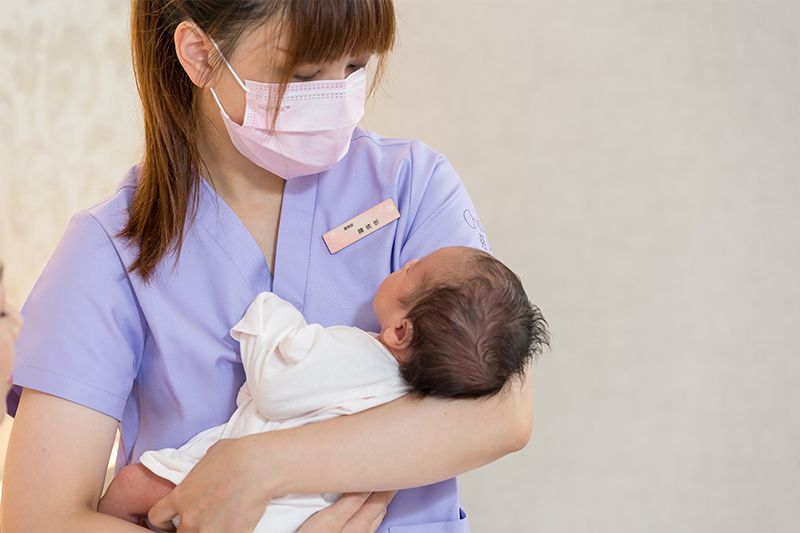 要學會正確抱嬰兒的方法以免寶寶受傷或得到其他症狀
