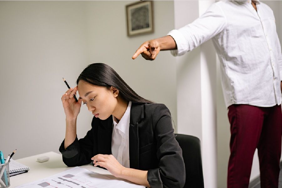 一個人要被否定到什麼程度，才能練到"被當眾打槍也沒有情緒"？