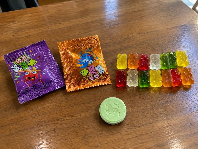 看起來像糖果,其實它們是偽裝成糖果的毒品。