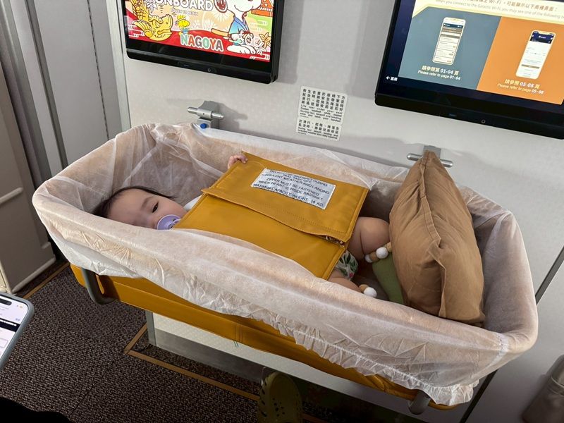 嬰兒|出國|旅遊|搭飛機|航空公司|空服人員|親子友善度|貼心度|夫妻|爸媽|嬰兒提籃|親身實測|排名
