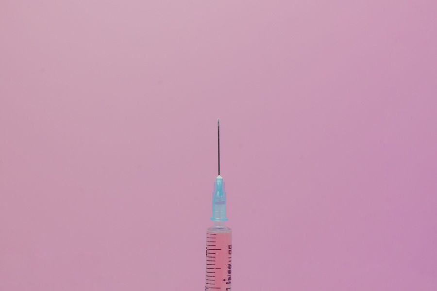 這幾年發現，年輕人的免疫反應較強，可以不用打到那麼多支疫苗。