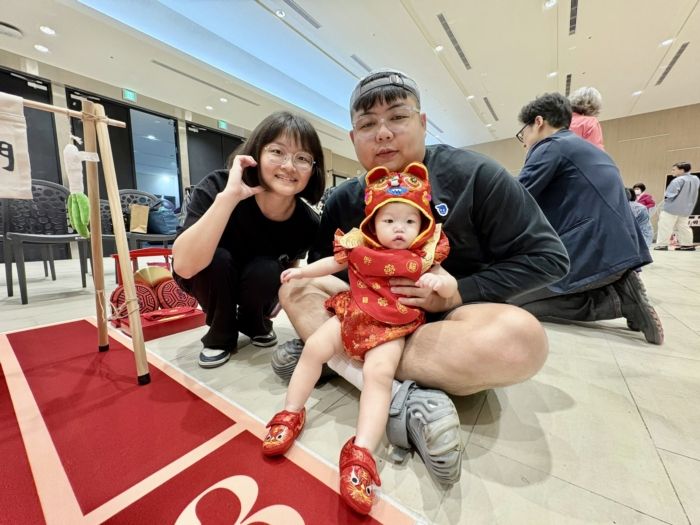 「抓周」是華人傳統育兒文化中的一種周歲儀式，通常在寶寶滿一歲時舉行。家長會在孩子面前擺放各種具有象徵意義的物品，讓孩子自由抓取，藉此象徵孩子未來的興趣、個性或發展方向，也代表家人對孩子成長的祝福與期待。  常見抓周物品例如：  書本：象徵聰明、愛讀書 算盤／錢幣：象徵財富、理財能力 麥克風：象徵表達能力、表演天分 畫筆：象徵藝術創作 醫療器具：象徵醫護相關志向 球類：象徵運動天分  現代的抓周活動，除了保留傳統文化意義，也結合親子互動、拍照紀念與家庭儀式感，因此成為許多年輕家庭喜愛的重要成長活動之一。