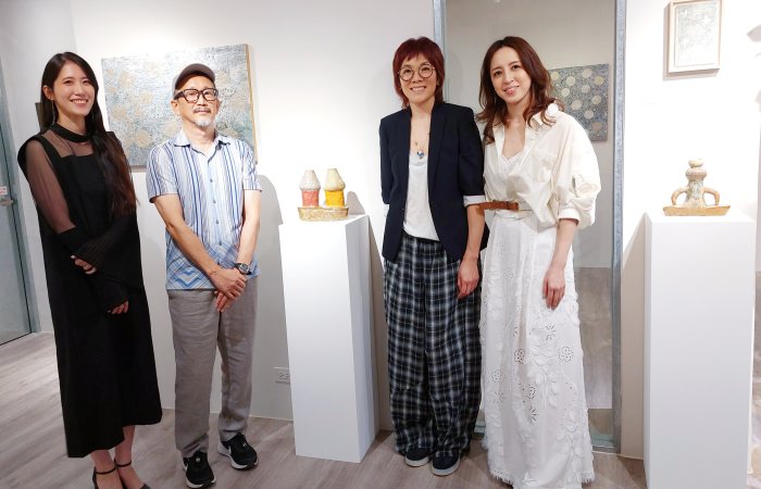左起日本小山登美夫畫廊代表Ashley 、日本藝術家小出直毅與策展人張榮怡Annie及劉丹筠Jill合影。