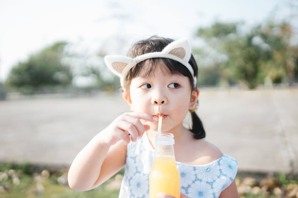 孩子喝果汁