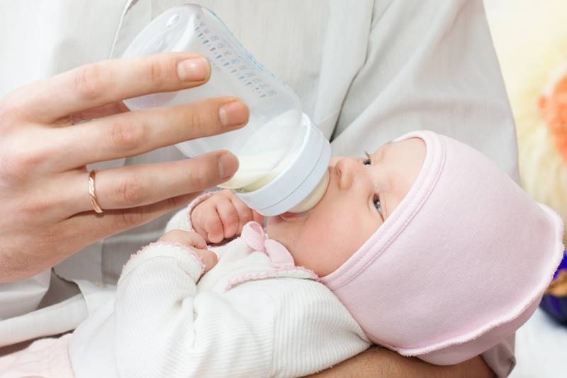 除了需注意奶粉濃度外，建議媽咪挑選可以打底寶寶消化道機能的奶粉，幫助寶寶好消化，排便順暢不便祕。
