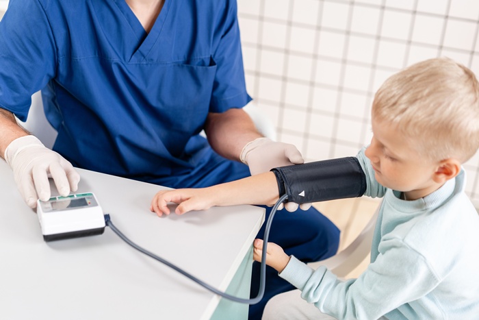 兒童高血壓｜原發性高血壓｜續發性高血壓｜孩童血壓問題｜減重｜飲食調整｜規律運動