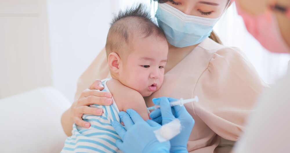 斷層掃描檢查發現男嬰右側肺部有肺炎情況。