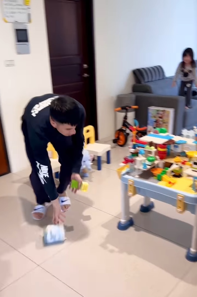 JR|紀言愷|女兒|名人|名人育兒|遊戲|下雨天|積木|闖關遊戲|親子時光