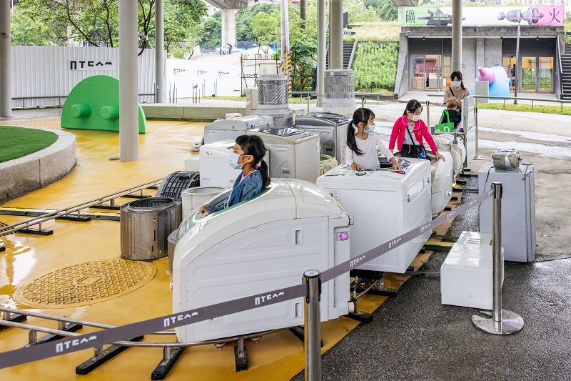 藝術|小火車|車車|洗衣機|廢棄家電|新北市美術館|新朋友|孩子|爸媽|家長|放電