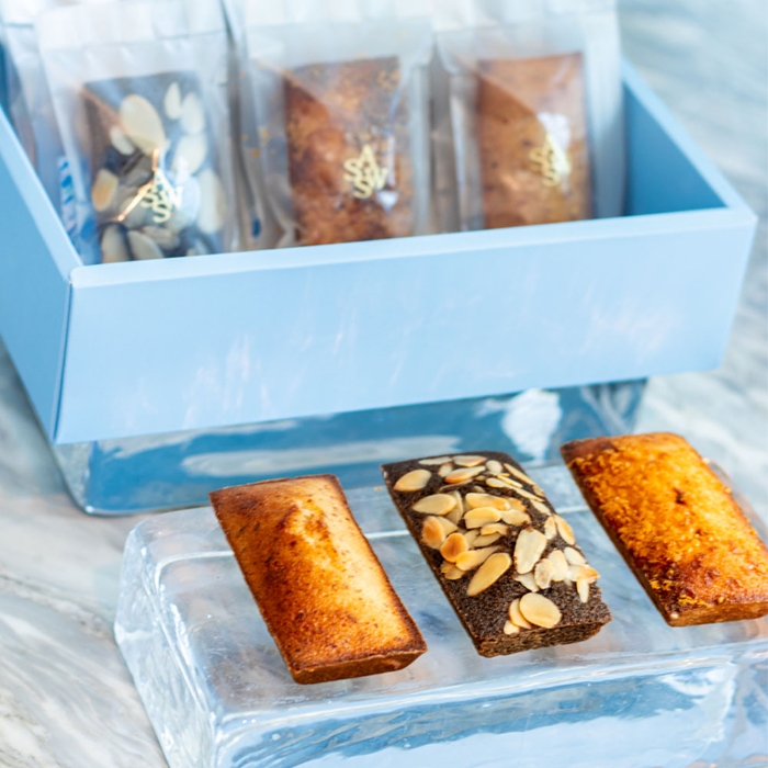 「SS Pâtisserie夏・精品甜點」備有費南雪禮盒(12入/796元)、馬卡龍禮盒(15入/980元)，可提供客製預定作為彌月贈禮。