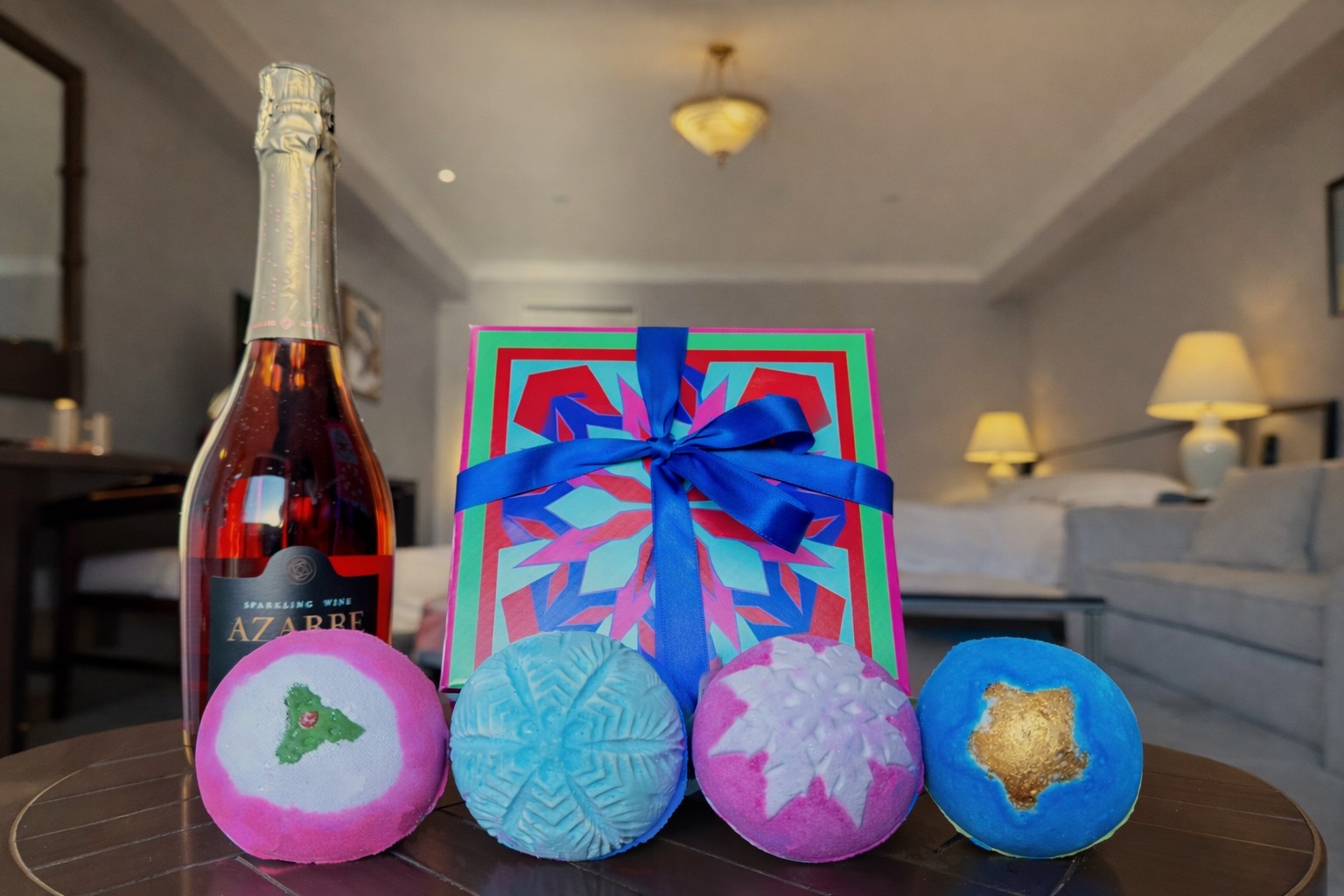 戀戀甜蜜夜住房專案限量升等港景房，贈LUSH泡澡球組