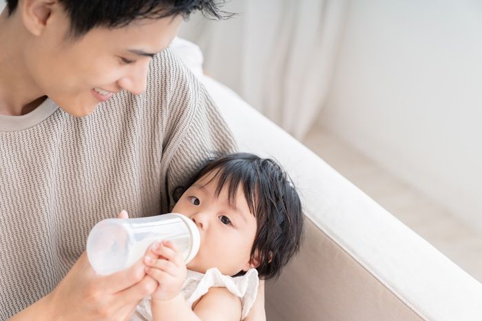不少家長認為，羊奶粉銜接母乳比牛奶粉更好。但科學實證怎麼說？