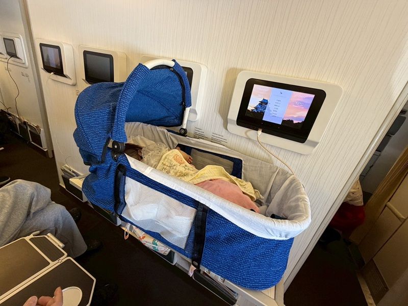 嬰兒|出國|旅遊|搭飛機|航空公司|空服人員|親子友善度|貼心度|夫妻|爸媽|嬰兒提籃|親身實測|排名