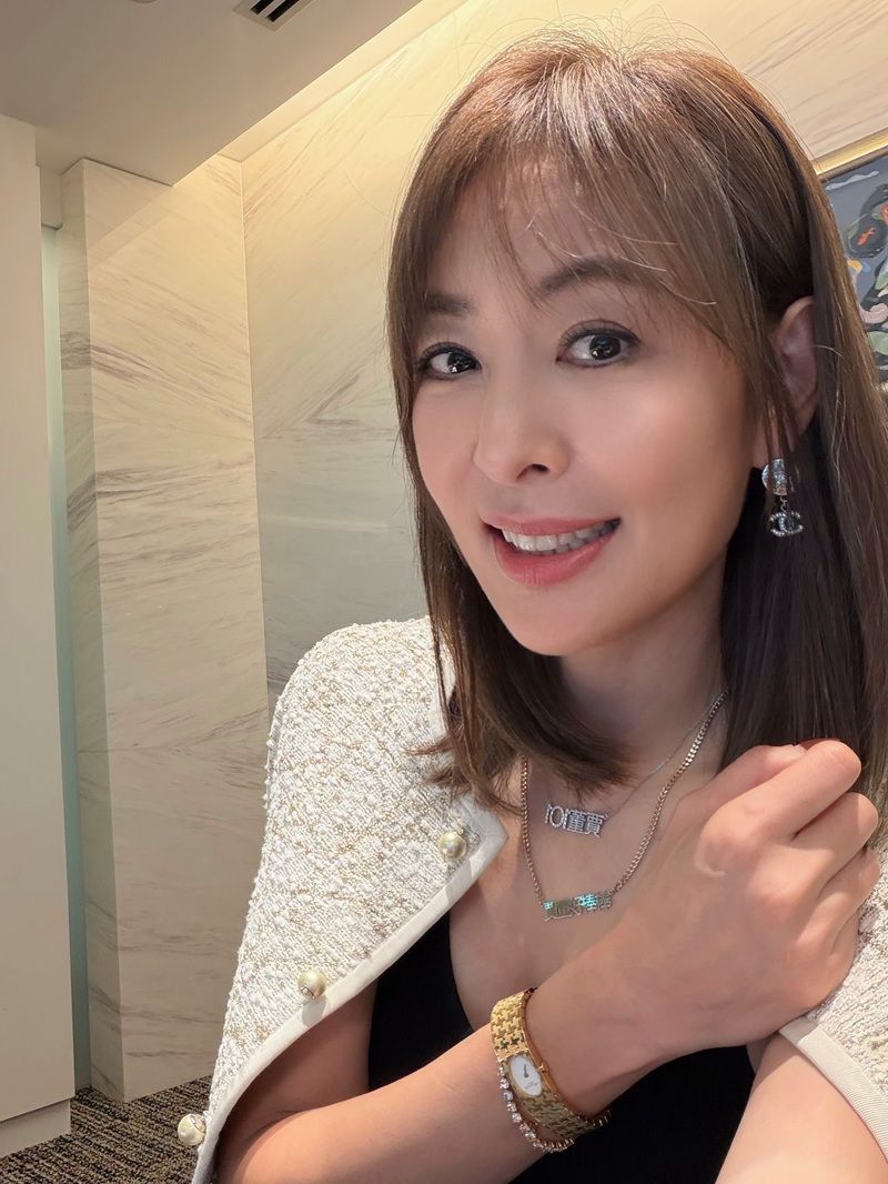 賈永婕大方在臉書分享立院質詢當日的穿搭。