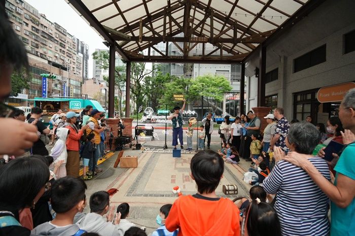 mombaby親子風格市集 街頭藝人