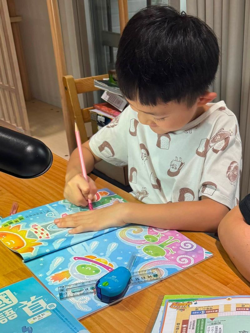 新醬寫小學的第一份作業,有些壓力,但力求完美。
