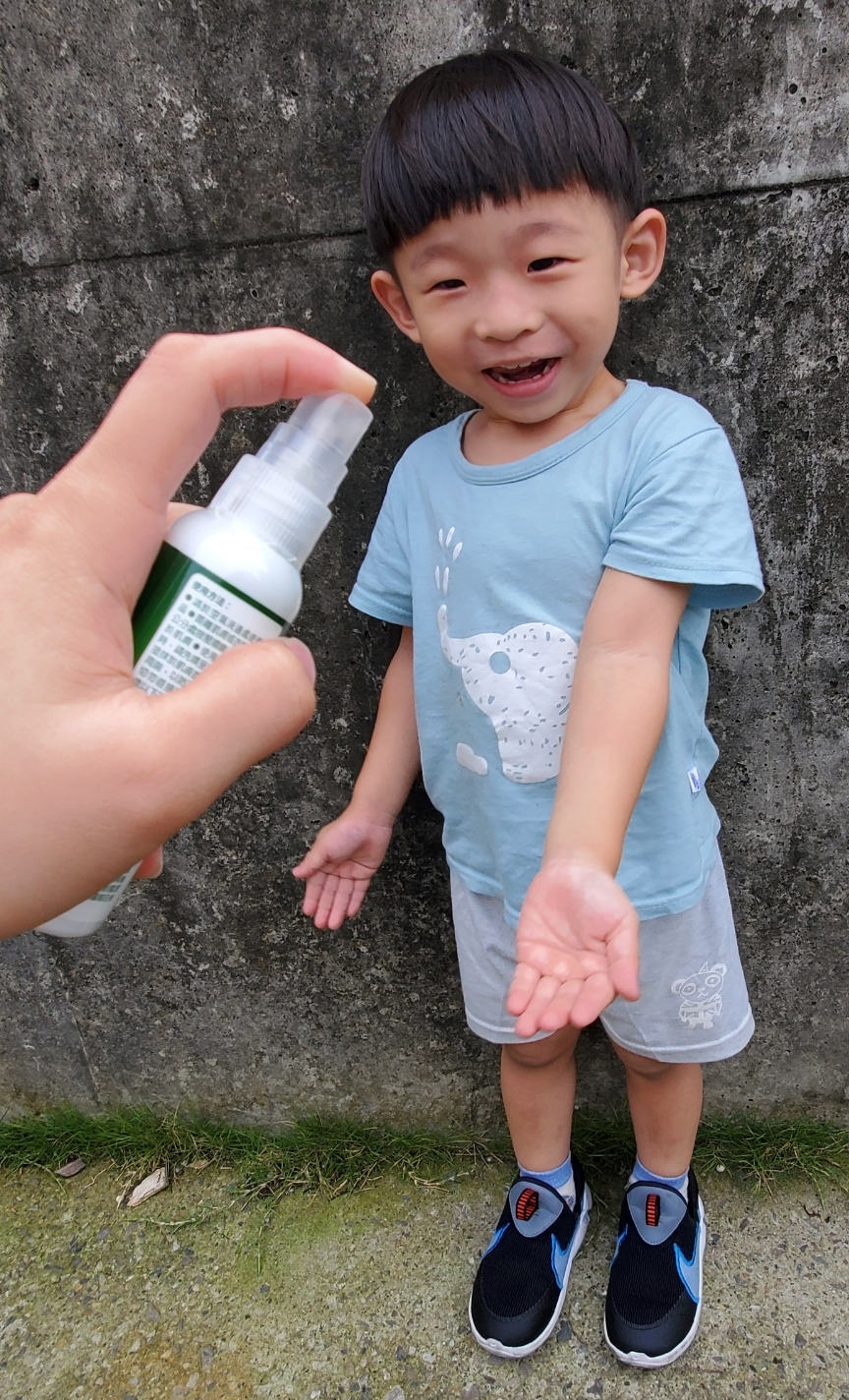 出發幼兒園前先噴上曼秀雷敦強效防蚊噴霧保護好細皮嫩肉