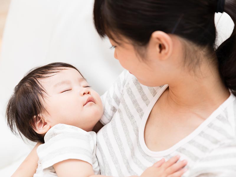 「抱著寶寶睡太久，會造成寶寶脊椎彎曲？」威力醫師聯合骨科醫師一起破除謠言，媽媽哄睡孩子不用再有罪惡感