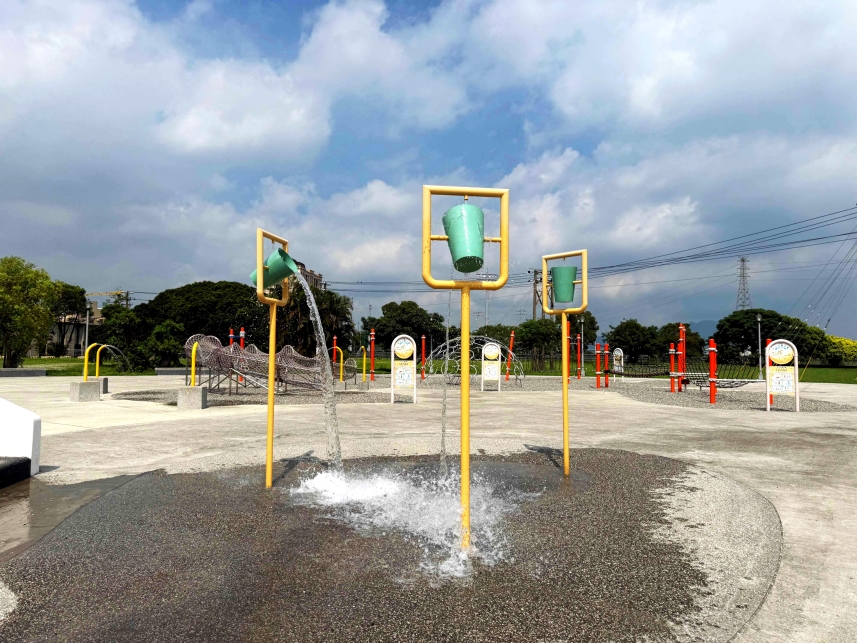 百齡左岸水上小蟹公園戲水區
